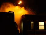 Nein hier brennts nicht. Hier sieht man den Wasserdampf der Dampflok im gelben Licht einer Bahnsteig Laterne woburch diese feurige Stimmung entstand.

Krefeld 13.12.2014