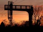 Signalbrücke in Düsseldorf Oberbilk am Morgen des 6.1.15 im noch tief orangen Morgenhimmel.