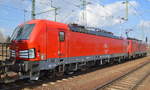 Sah von weitem nur wie ein gemischter Güterzug mit zweiter Lok aus, aber am Haken von 189 058-1 war eine der polnischen DB Schenker Rail Polska S.A Vectron Loks, die 5 170 056  [NVR-Number: 91 51 5170 056-3 PL-DBSRP], die wohl zur Wartung/Inspektion? in der Servicestelle Seddin der DB SCHENKER RAIL DEUTSCHLAND AG ein paar Tage war und nun wohl als Überführung zurück nach Polen über Frankfurt/Oder unterwegs war, 08.03.18 Bf. Flughafen Berlin-Schönefeld.