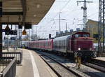 V60 11011 schiebt vom Bahnsteig aus den ET 423 084 Richtung Depot.