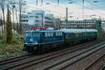 110 350-6 DB mit zwei D-Zug Waggons in Wuppertal, Dezember 2024.