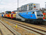 HEROS Helvetic Rolling Stock GmbH mit ihrer  218 308-5  (NVR:   9280 1 218 308-5 D-RPRS ) am  7.12.24 in München Ost am anderen Ende des farbenfrohen Lokzugs.