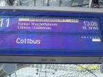 LCD Anzeige im Berliner Hbf. Sie zeigt den RE2 nach Cottbus ber Lbbenau/Spreewald an.