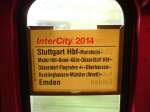 Zuglaufschild des IC 2014 von Stuttgart Hbf nach Emden. Aufgenommen am 31.08.2006 im Zug zwischen Dsseldorf Hbf und Dsseldorf Flughafen.