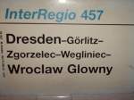 Zuglaufschild von IR 457 von Dresden nach Wroclaw Glowny(dt. Breslau) der in Polen gelegen ist.