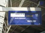 Faltblattanzeige in Frankfurt/Oder. Hier wird der 20 Minuten versptete EC aus Warschau angezeigt. Der Zielbahnhof in Berlin Hbf.