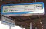Die Erneuerung der Bahnhofsschilder und der Zugzielanzeiger hat den Bahnhof Frankfurt am Main-Farbwerke noch nicht erreicht, daher gibt es dort noch den alten Lamellenanzeiger und das Bahnhofsschild