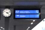 Zugzielanzeiger des IC 2071 nach Dresden Hbf, aufgenommen am 26.04.2013 in Hamburg Altona.