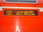 Der Zugzielanzeiger des RegionalExpress 26039 von Magdeburg Hbf nach Leipzig Hbf.