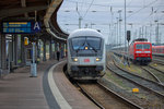 Auf Gleis 6 in Stralsund hat der Lokführer gerade den Abfahrtauftrag für den IC 2373 bestätigt, der mit geänderter Abfahrtzeit wegen Bauarbeiten abfährt, worauf in der Zugzielanzeige hingewiesen wird. - 01.10.2016