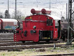 Nach ihrer Ausmusterung und Hinterstellung im Bw. Mainz-Bischosheim wird die Lok  Gerät im internen Verschub  eingesetzt. Die Aufnahme der Lok nach einer Neulackierung entstand dort am 01.04.2015.