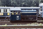 Dank einer höhenverstellbaren Scharfenbergkupplung konnte die Akkuspeicherlok 382 001 mit den Hamburger S-Bahnen im Bw. Hamburg-Ohlsdorf (GSB) den Werksverschub bewältigen. 1954 von Gmeinder geliefert und 1955 bei der DB abgenommen, trug das Tfz. zunächst die Nr. Ks/Ka 4992 in zweiter Besetzung. Die Aufnahme stammt vom 30.04.1984.