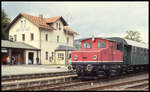 Akku Lok 3, Siemens No 5817, Baujahr 1957, steht hier mit einer Garnitur Umbauwagen am 26.9.1993 vor dem Bahnhof in Ebermannstadt.