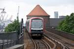 HAMBURG, 24.05.2023, Zug 460-3 als U3 über Hauptbahnhof-Süd nach Wandsbek-Gartenstadt bei der Einfahrt in die Station Baumwall (Elbphilharmonie)