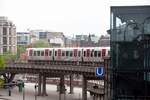 HAMBURG, 24.05.2023, ein U-Bahn-Zug der Baureihe DT5 auf der Linie U3 über Hauptbahnhof-Nord nach Wandsbek-Gartenstadt bei der Ausfahrt aus der Station Baumwall (Elbphilharmonie)