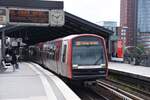 HAMBURG, 24.05.2023, Zug 302-1 als U3 über Kellinghusenstraße nach Barmbek in der Station Baumwall (Elbphilharmonie)