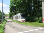 TW 4077 (vorne) und TW 40?? (hinten) aufgenommen am 4.6.13 in der Wendeschleife der Haltestelle  Knigsforst .