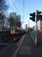 TW 4027 und ein unbekannter Wagen unterwegs am 26.2.14 als Linie 7 NACH Zündorf aufgenommen an der Haltestelle Deutzer Freiheit.