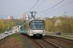 VGF Bombardier U5-25 Wagen 630+6xx+6xx am 06.04.19 in Frankfurt Niddpark als U1 vom Bahnsteig aus mit Tele Zoom fotografiert