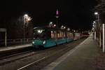 VGF Bombardier Flexity Swift U5-25 Wagen 662 am 16.01.21 als U1 in Frankfurt Niddpark als Langzeitbelichtung