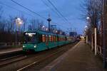 VGF Bombardier Flexity Swift U5-25 Wagen 666 am 05.03.22 in Frankfurt Niddapark mit dem Fernsehturm in den Farben der Ukraine 