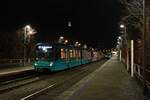 VGF Bombardier Flexity Swift U5-25 Wagen 665 am 05.03.22 in Frankfurt Niddapark mit dem Fernsehturm in den Farben der Ukraine