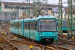 VGF Bombardier Flexity Swift U5-50 Wagen 818 am 03.02.24 in Frankfurt Heddernheim vom Bahnsteig aus fotografiert