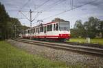 B-Wagen 306 bei der Ausfahrt aus der Haltestelle Grevel auf dem Gegengleis (21.08.2021)