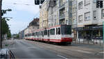 Entlang der U41 in Dortmund -     Als Straßenbahn durchfährt die B6-Doppeltraktion 338 + 324 die Ortsdurchfahrt von Dortmund-Eving in Fahrtrichtung Innenstadt.