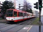 Eine Doppeltraktion aus Stadtbahnwagen B der dritten Generation der KVB hat in Kln vom Neumarkt her soeben den Stadtbahntunnel verlassen und wird gleich in die Haltestelle  Barbarossaplatz  einfahren