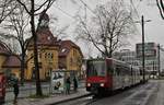 Am 04.12.2017 hält ein Stadtbahnwagen B-Zug an der Haltestelle Belsenplatz, vorne der bereits modernisierte B 80D 4225, dahinter ein noch nicht umgebauter B 80. Links im Hintergrund der alte Bahnhof Düsseldorf-Oberkassel, der seine Funktion als Personenbahnhof schon 1902 verlor und heute eine Gaststätte beherbergt.