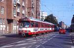 Abschied von den GT8SU der Rheinbahn: Auf dieser Aufnahme aus dem Jahr 1992, die den GT8SU 3234 und einen weiteren GT8SU in der Kölner Straße zeigt, lassen sich die äusserlichen