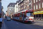 Für den Stadtbahnbetrieb bestellte die Rheinbahn bei der DUEWAG insgesamt 69 Zweirichtungsachtachser des Types GT8S, die ab 1973 ausgeliefert wurden. Für den Einsatz auf den Tunnelstrecken wurden 40 Triebwagen zwischen 1980 und 1984 zu GT8SU umgebaut. Nach über 50 Betriebsjahren verabschiedeten sich die letzten GT8SU am 20.12.2024 aus dem Plandienst. Anlass für einen Rückblick: Um 1978 hält der GT8S 3009 noch im Ursprungszustand in der Hunsrückenstraße in der Düsseldorfer Altstadt. Später wurde er zum GT8SU 3209 umgebaut.