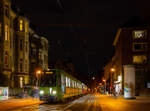 Am Abend des 17.4.2021 steht die Doppeltraktion aus TW 6235 und 6255 im Zuge der Linie 9 an der Haltestelle Nieschlagstraße im Stadtteil Linden-Mitte um kurz nach dem Entstehen des Fotos weiter nach Empelde zu fahren.