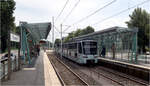 Die U35-Süd in Bochum -     Ein Stadler Tango-Stadtbahnzug verlässt die Haltestelle Wasserstraße und quert die erste von drei Bahnübergängen der Strecke.