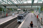 Die U35-Süd in Bochum -     Blick von einem Treppenabgand der Haltestelle Ruhr-Universität auf einen abfahrenden Stadler Tango-Stadtbahnzug in Fahrtrichtung Norden.