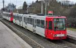 Straenbahn Linie 16 der KVB von Kln nach Bonn-Bad Godesberg, am Haltepunkt Godorf - 16.01.2011