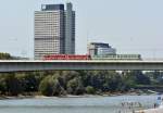 Stadtbahn Bonn auf der Konrad-Adenauer-Brücke. Im Hintergrund das UN-Hochhaus, vormals Abgeordnetenhaus mit Spitznamen  Langer Eugen  - Bonn 22.08.2015