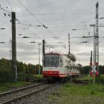 Auf dem Weg in die Innenstadt passiert der B80C/8 350 am 15.10.2019 die Kreuzung mit der Güterumgehungsbahn in Dortmund-Obernette.