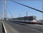 Ein Stadtbahn-Zug mit Triebwagen 4260 an der Spitze ist am 22.04.2007 als U75 in Richtung Neuss Hbf unterwegs.