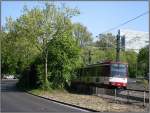 Ein Stadtbahn-Zug mit Triebwagen 4257 an der Spitze ist am 22.04.2007 als U75 in Richtung Neuss Hbf unterwegs.