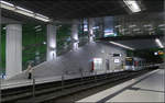 Grün als Hintergrundfarbe -    U-Station Graf-Adolf-Platz der Düsseldorfer Wehrhahnlinie.