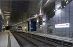 Blau als Hintergrundfarbe -    Die Wände im Bereich der beidseitigen Treppenzugänge in der Station Schadowstraße sind blau gehalten, ein Erkennungsmerkmal dieses U-Bahnhofes.