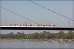 Zwei Seile, zwei Bahnen -

Eine Doppeltraktion aus zwei GT8SU der Rheinbahn auf der Oberkasseler Brücke in Düsseldorf. 

11.04.2011 (M)