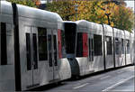 Straßenbahn-Design mit Schattenspiel im Herbst -     Eine Doppeltraktion zweier NF8U-Stadtbahnwagen auf der U73 an der Haltestelle Auf der Hardt/LVR-Klinikum in Düsseldorf-Gerresheim.