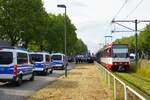 Neben der Rheinbahn war auch die Polizei wegen der EM-Partie Frankreich -Österreich am 17.06.2024  im Großeinsatz. An französischen Fans und Polizeiwagen vorbei fahren der B80D 4202 und ein weiterer B80D als U 79 auf der Kaiserswerther Straße in Richtung Universität Ost.