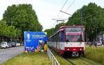 Als U 78 sind der B80D 4231 und ein weiterer B80D am 17.06.2024 auf der Kaiserswerther Straße unterwegs zum EM-Spiel in der Düsseldorfer Arena. Plakat und der Fanschal im Führerstand weisen auf das Großereignis hin, dazu passt auch das Fortuna-Trikot des Triebwagenfahrers.