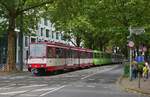 Ein B80D-Dreiwagenzug, vorne der noch in den Originalfarben lackierte B80D 4201, wartet am 06.07.2024 an der Haltestelle Theodor-Heuss-Brücke auf die Weiterfahrt zur Düsseldorfer Arena 