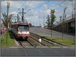 Neben diversen S-Bahn-Linien und der Straenbahnlinie 709 sind Dsseldorf und die Nachbarstadt Neuss mit der Stadbahnlinie U75 der Rheinbahn verbunden.