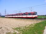 Eine Doppeltraktion aus Stadtbahnwagen B der Rheinbahn zwischen Froschenteich und Wittlaer im nrdlichen Dsseldorf als Zug der Linie U79 nach Dsseldorf-Oberbilk am 17.